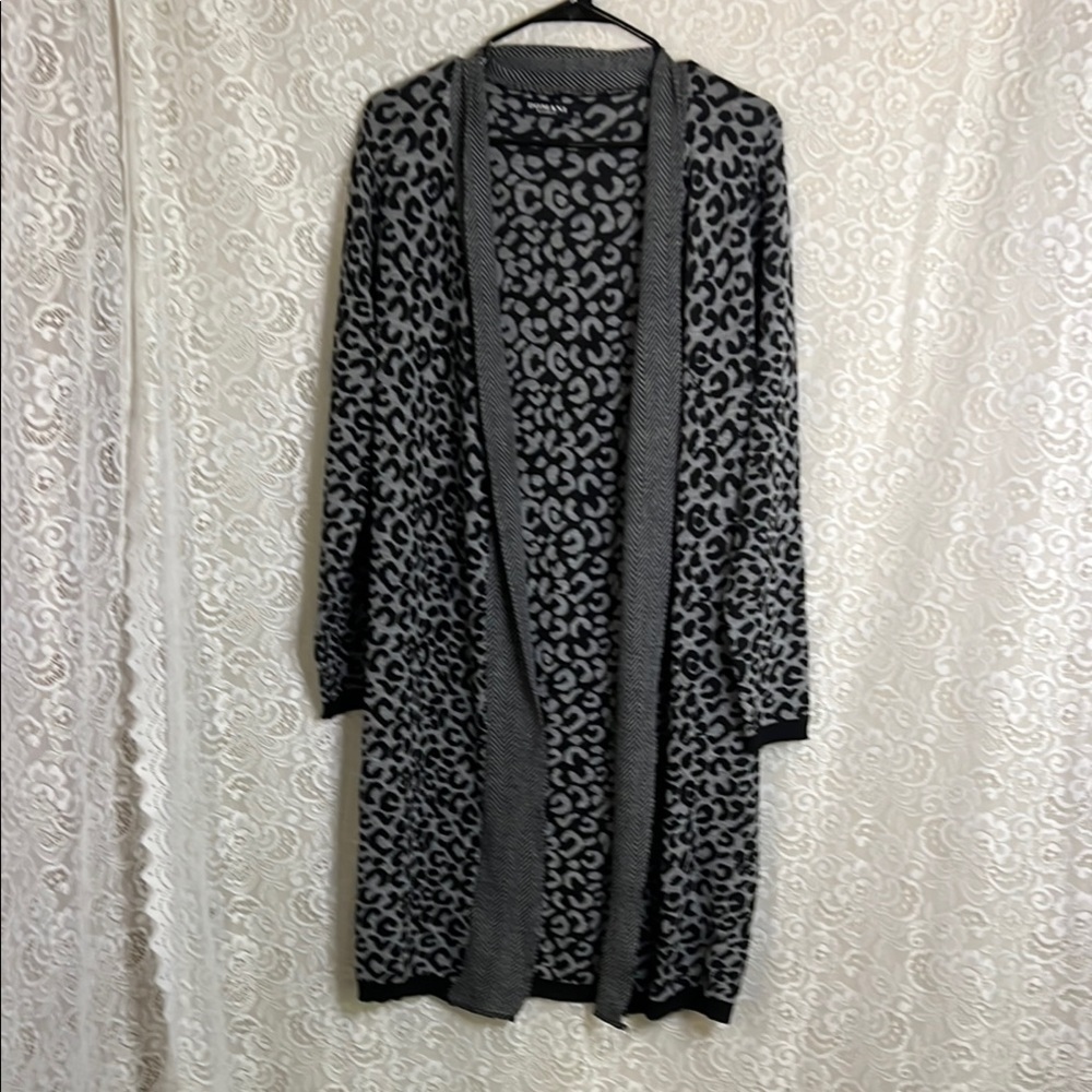 Stylish Gray/Black Leopard Print Cardigan